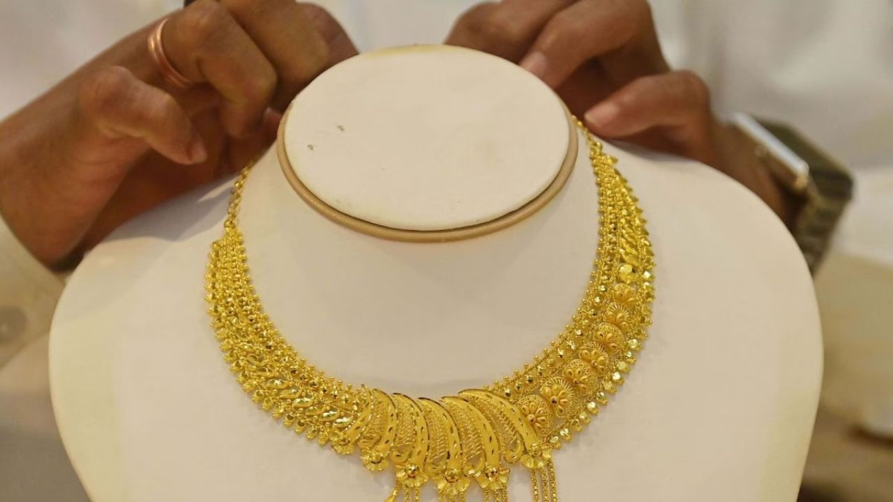 Gold Price Today: Yellow metal rate slips? Check 18, 22, 24 carat prices amid global uncertainty