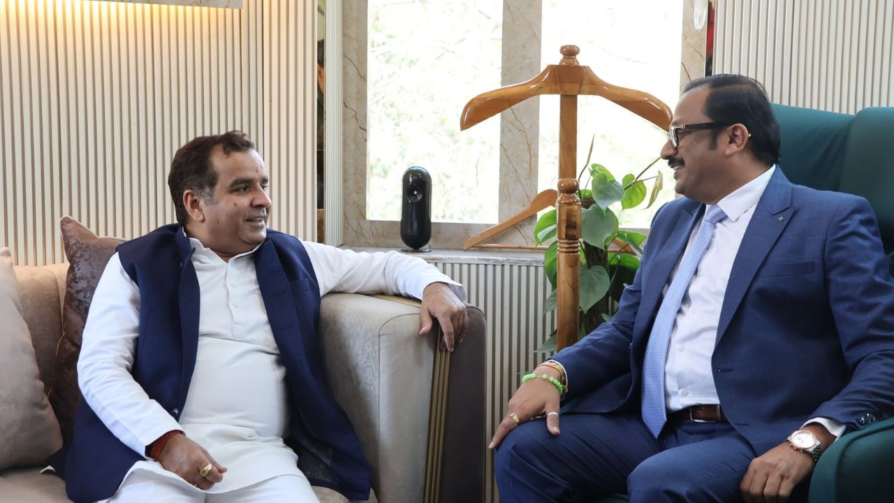 SP MP Dharmendra Yadav with Dynamite News Editor-in-Chief Manoj Tibrewal Aakash