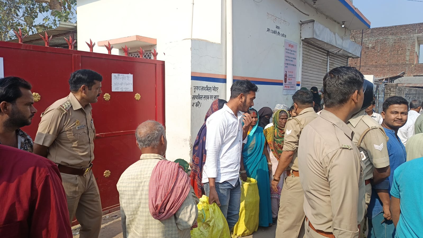 DN Exclusive | Maharajganj hit by LPG supply breakdown, angry residents block roads in protest; Watch video
