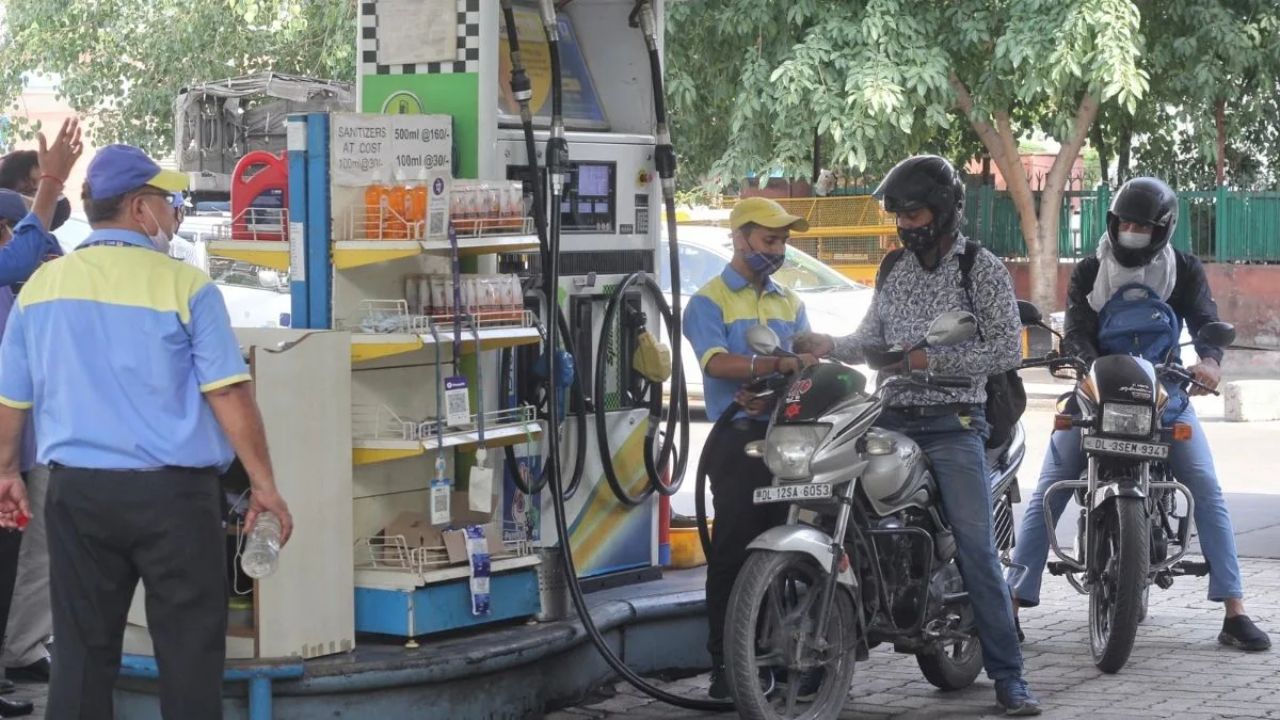 Govt warns against storing petrol in loose containers; Assures adequate fuel supply across India