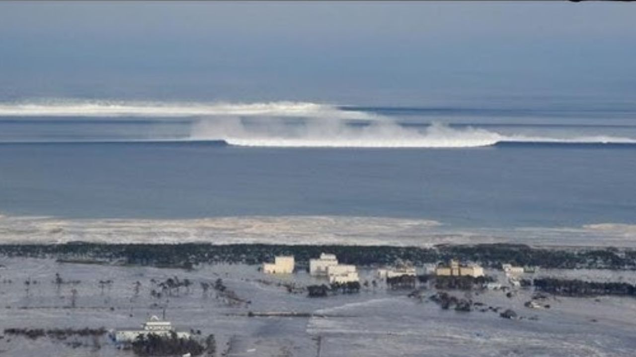 7.5 Magnitude Quake Triggers Tsunami Alert in Northeast Japan; 80 cm Tsunami Wave Hits Port