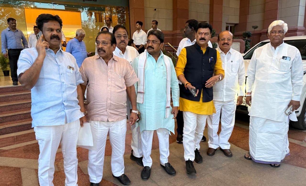 Karnataka Congress MLAs Meet Kharge, Push for Cabinet Reshuffle Amid Leadership Tussle