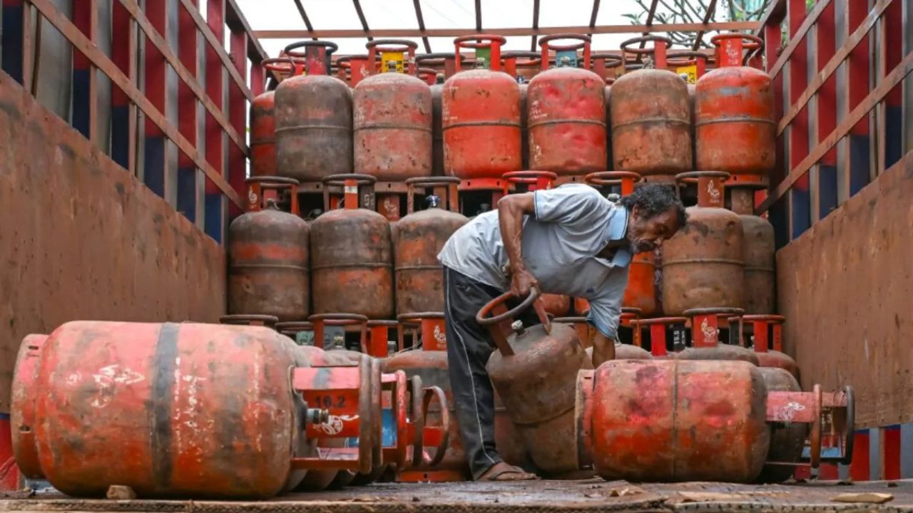 LPG Crisis: Centre tightens control over fuel supply chain; Strict orders issued to States