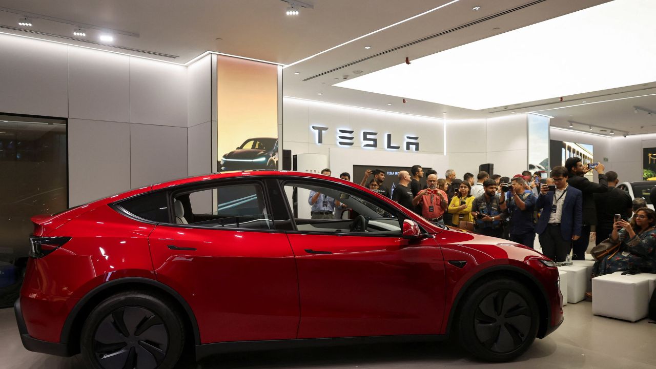 Tesla Model Y L Launched in India: Long Body, 680 km Range, Packed with Luxury Features