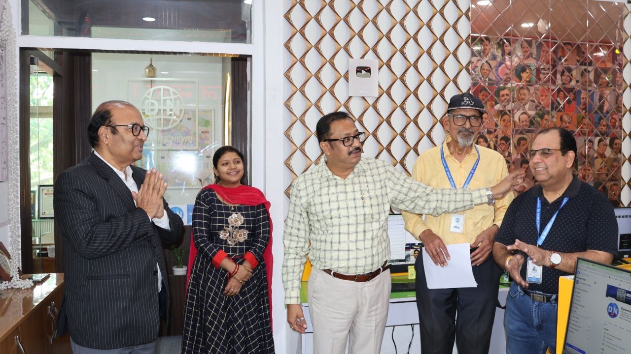 Editor-in-Chief Manoj Tibrewal Aakash introduces Justice DB Bhosale to Dynamite News Team