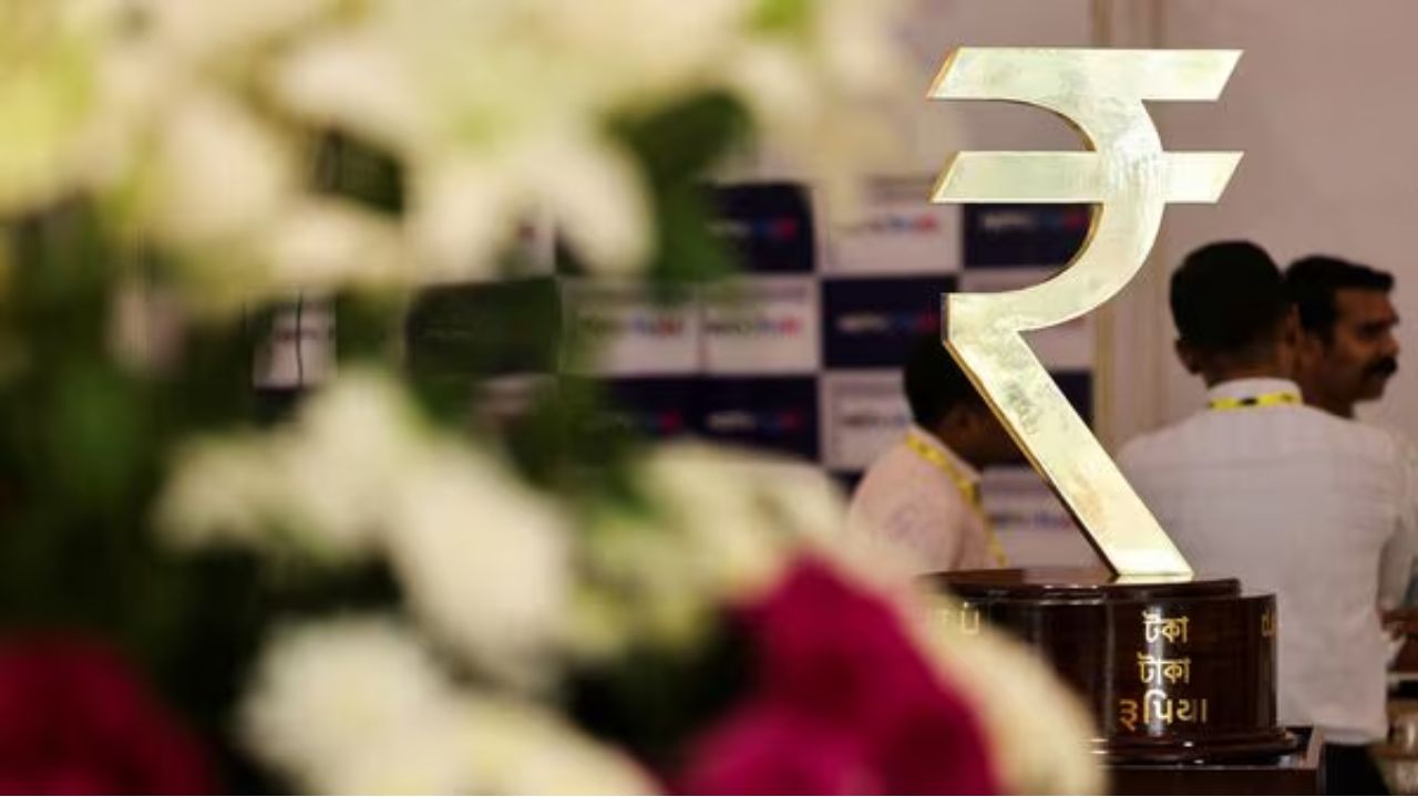 Rupee falls to record low past Rs 95 per dollar; Raising inflation fears