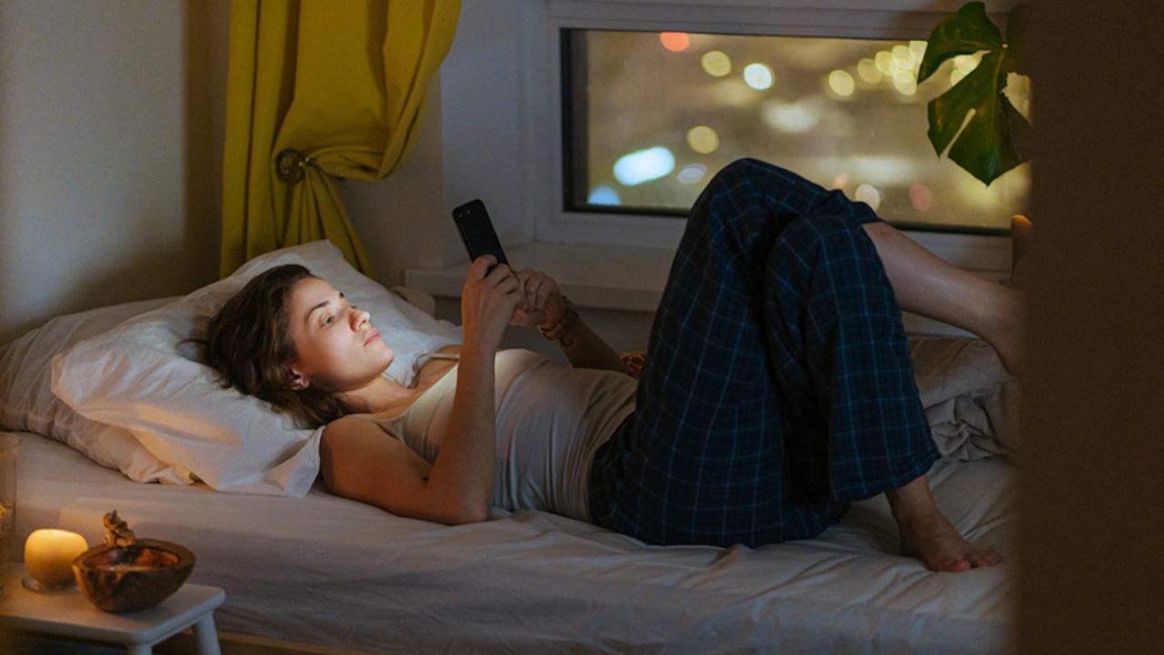 Why you can’t stop scrolling at night – And what your body Is trying to tell You