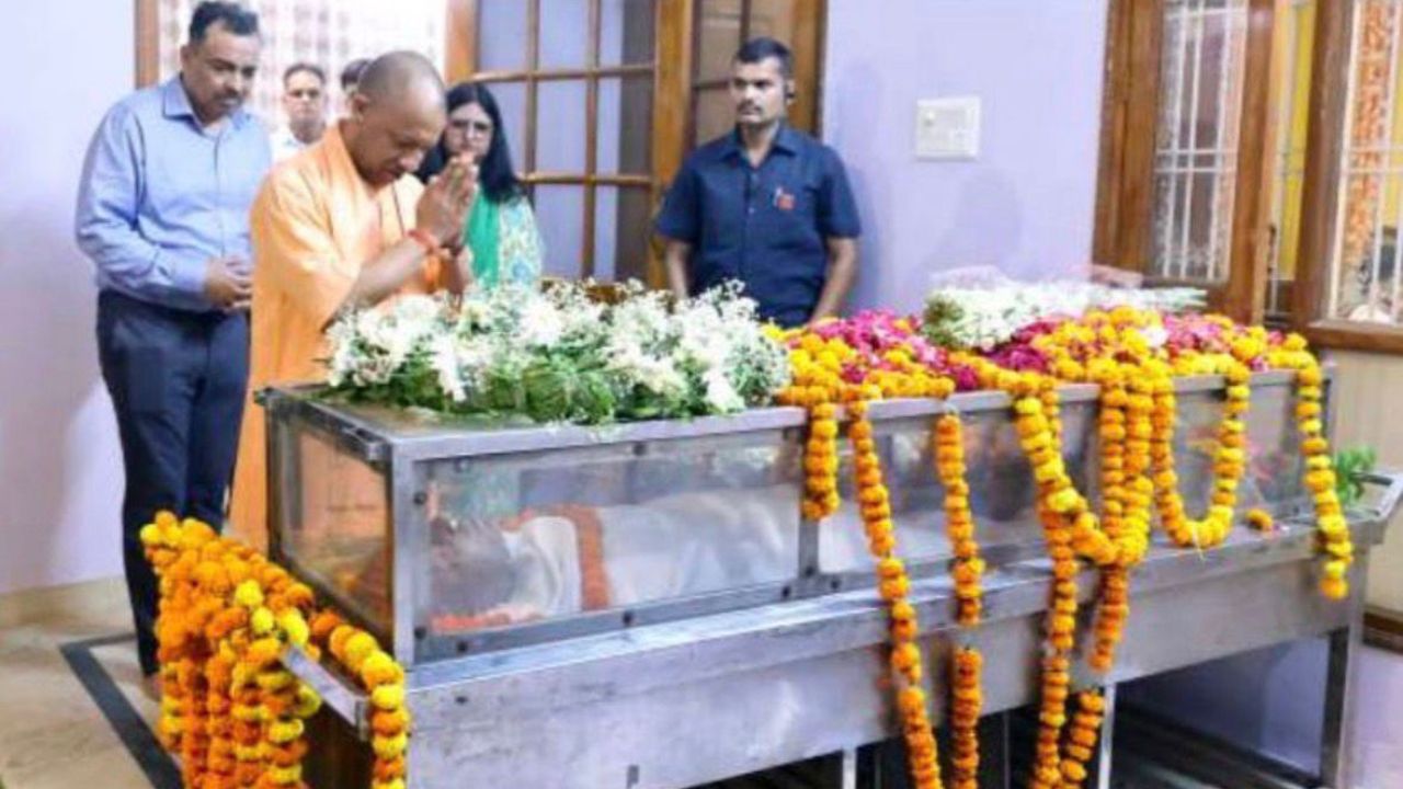 CM Yogi Adityanath Reaches ADG Amitabh Yash’s Residence, Pays Tribute to His Late Father Ram Yash Singh