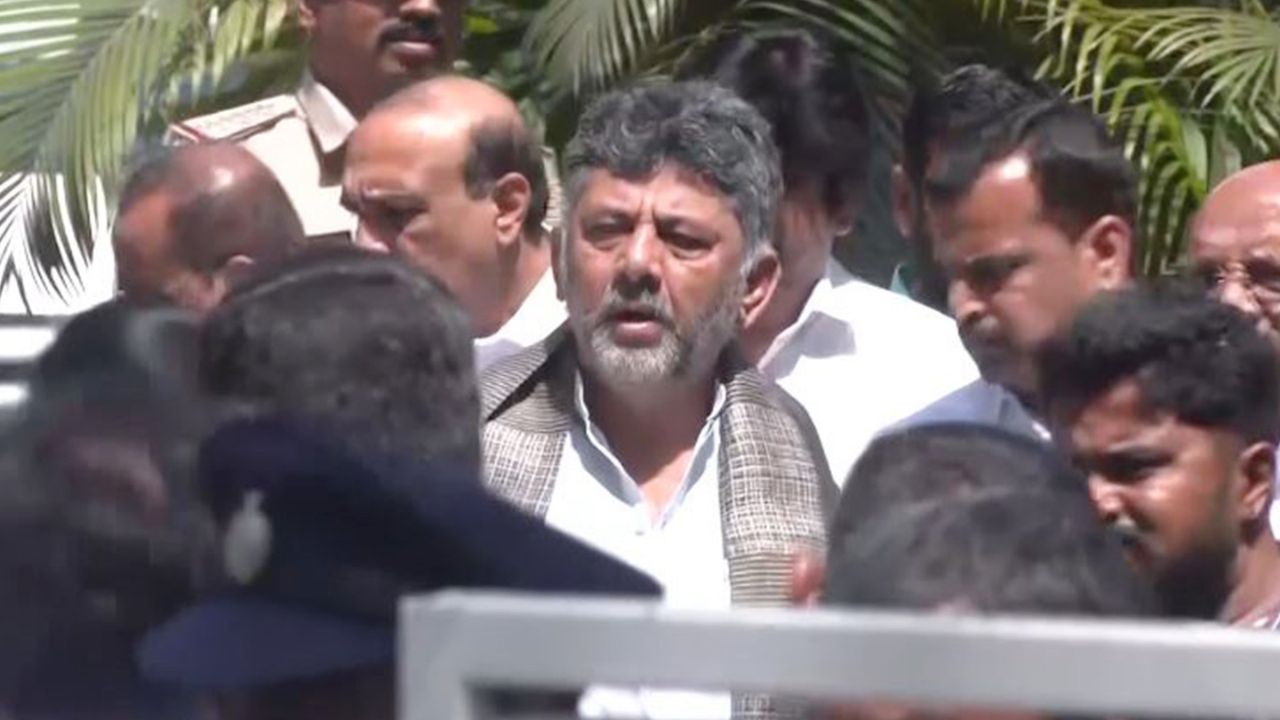 Karnataka: DK Shivakumar calls on Governor Gehlot ahead of CLP meeting