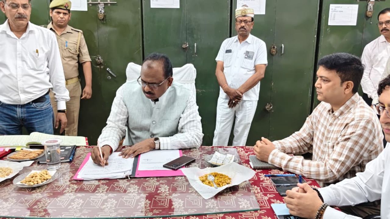 Santosh Kumar Sharma Assumes Charge As Firozabad DM; Says “No Compromise on Law and Order”