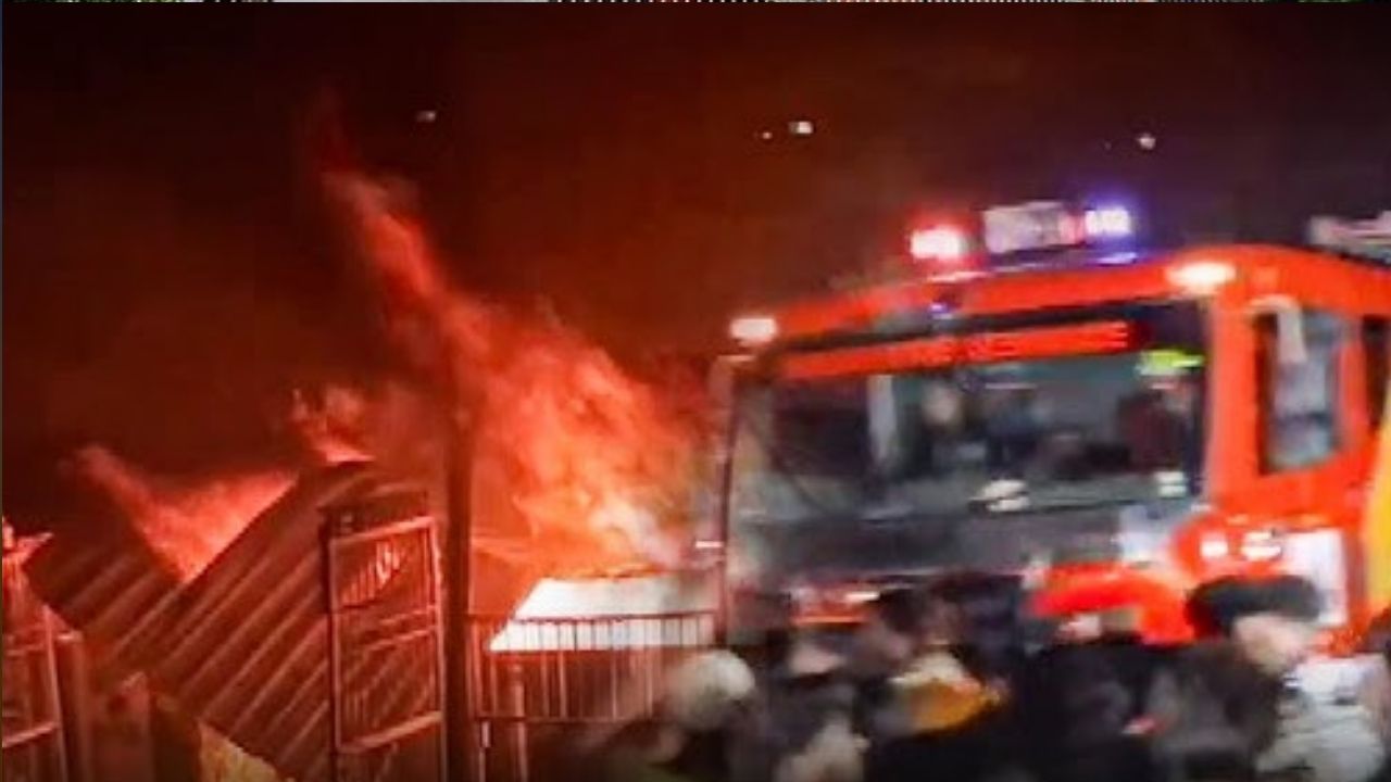 Massive fire at Shastri Park Furniture Market sparks chaos; Fire tenders attacked over delay