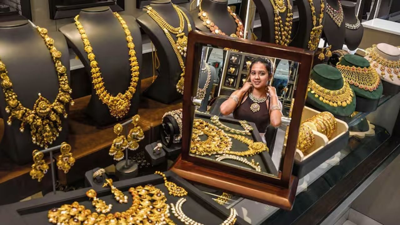 Bullion boom or buyer panic? Gold and silver prices leave customers worried; Latest rates here