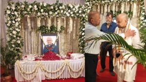 People who came to pay tribute to Ram Yash Singh boosted the morale of IPS Amitabh Yash