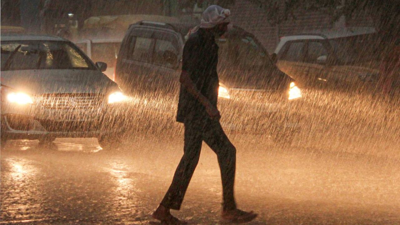 Delhi-NCR Weather Turns Violent: 80kmph ‘Aandhi’, Rain Floods Roads, IMD Alert On”