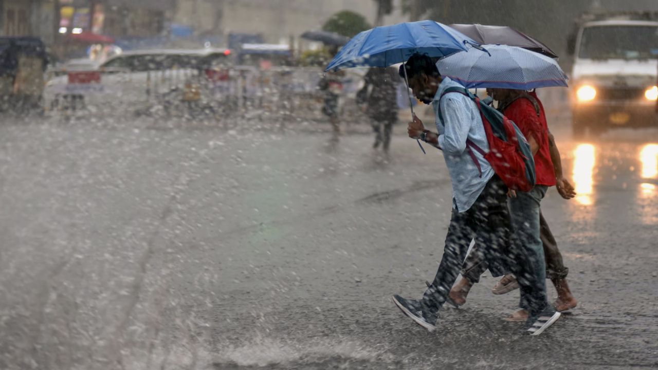 UP Weather: Thunderstorm hits Lucknow and adjoining districts, Red alert issued for next 3 hours