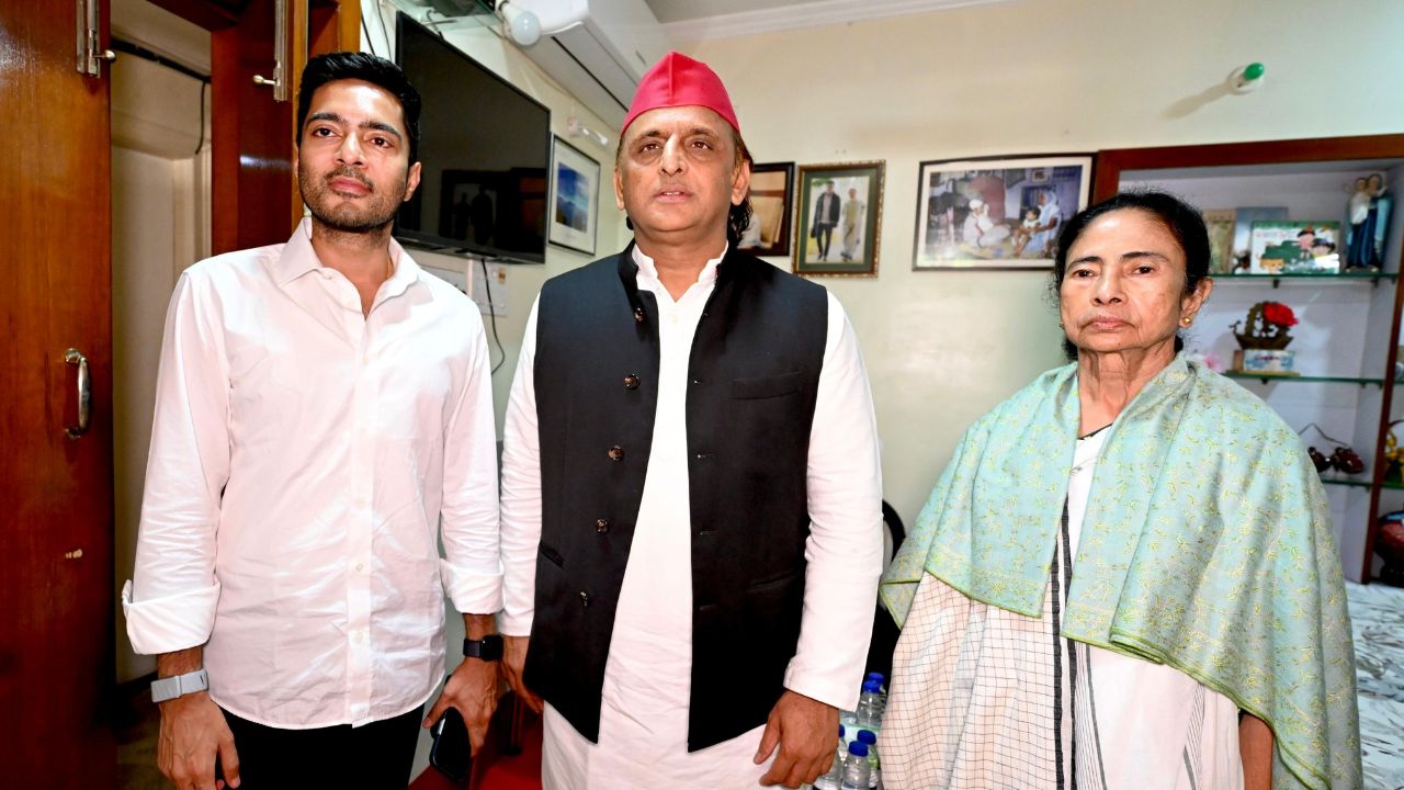 ‘Didi, You Have Not Lost’: SP chief Akhilesh Yadav meets Mamata Banerjee, gives emotional support