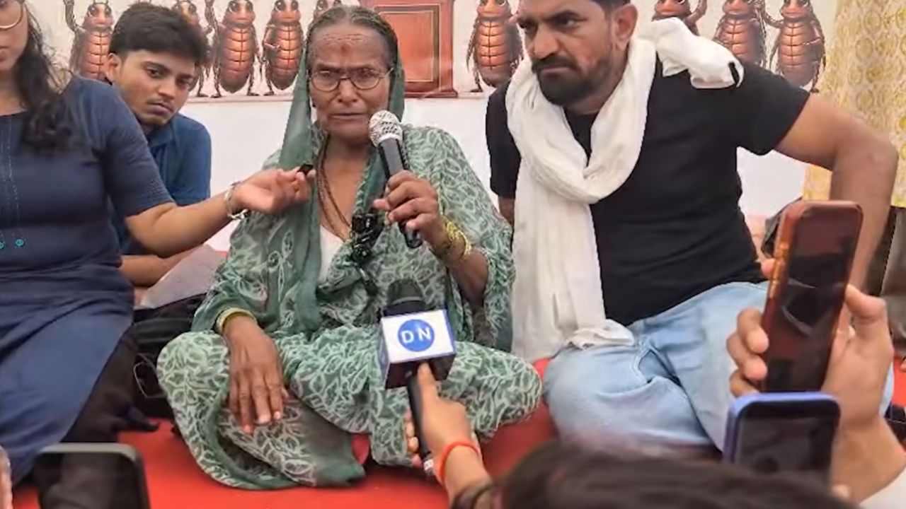 CJP Protest: Helpless mother from Maharashtra reaches Jantar Mantar; Makes emotional plea to meet PM Modi