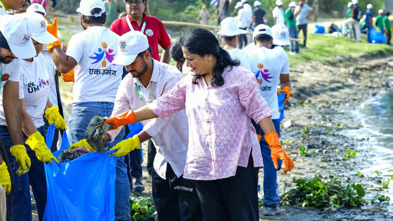 CM Rekha Gupta leads volunteers at Yamuna Bank under ‘Clean Delhi With CM’ campaign