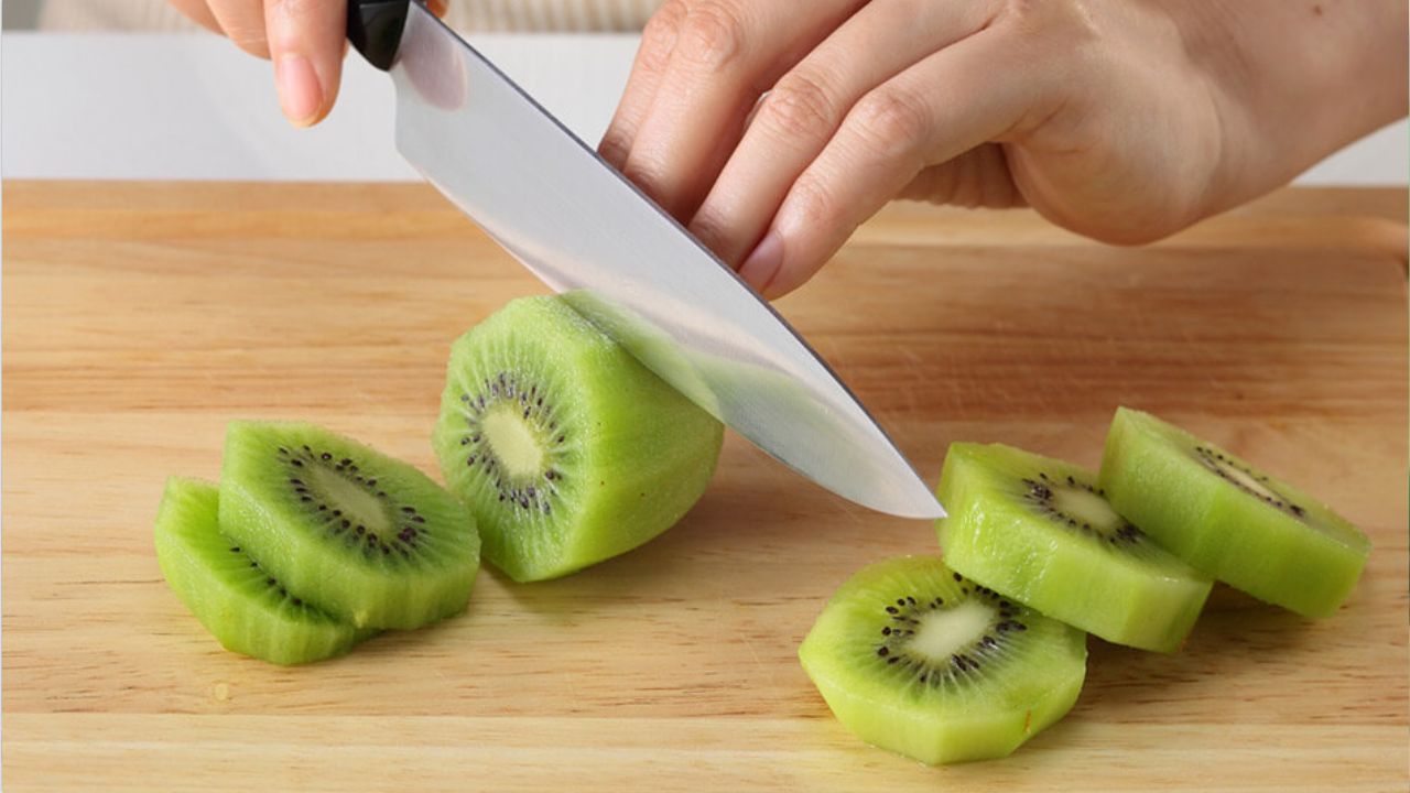 Here’s what happens to your health if you eat one kiwi every day on an empty stomach