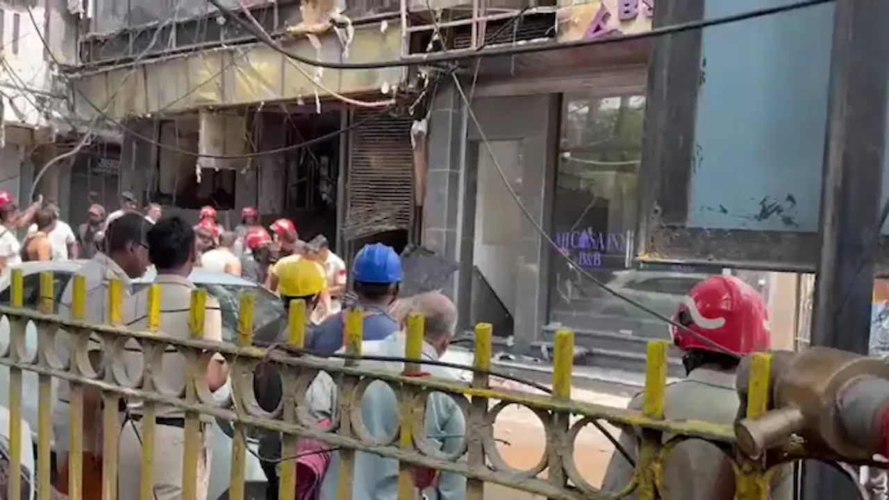 How did a restaurant fire in Delhi’s Malviya Nagar kill 4 people and trap several others?