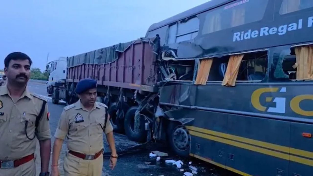 Yamuna Expressway Horror: Volvo bus hits trailer in Mathura, 4 dead and many injured