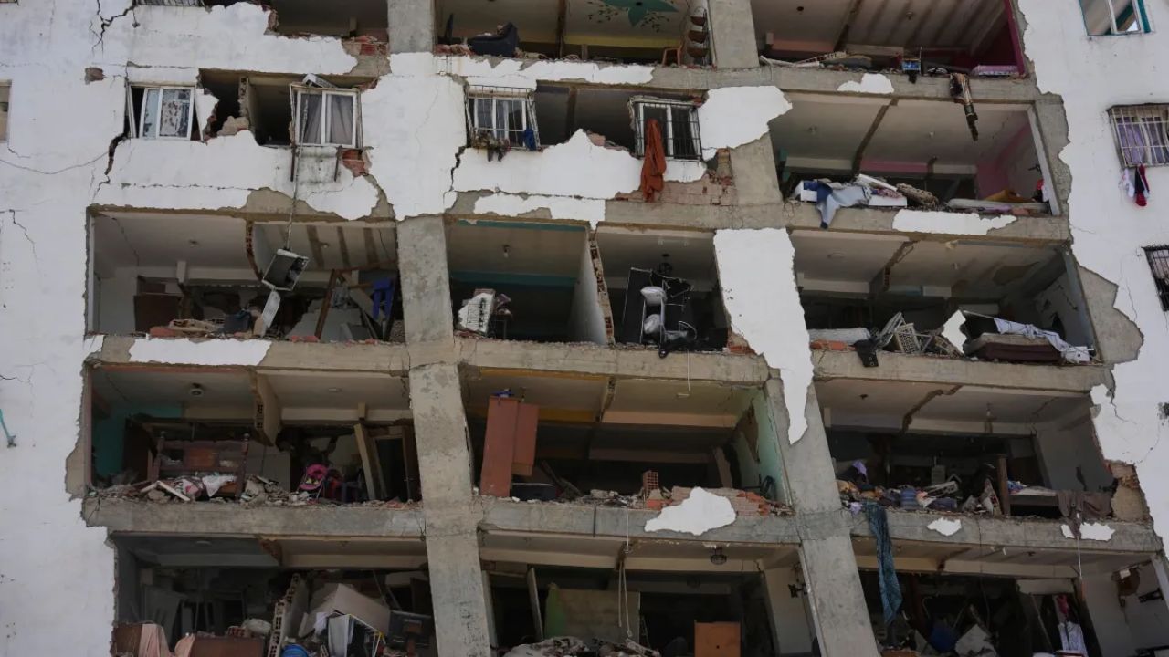 Fresh earthquake strikes Venezuela days after devastating quakes kill 920
