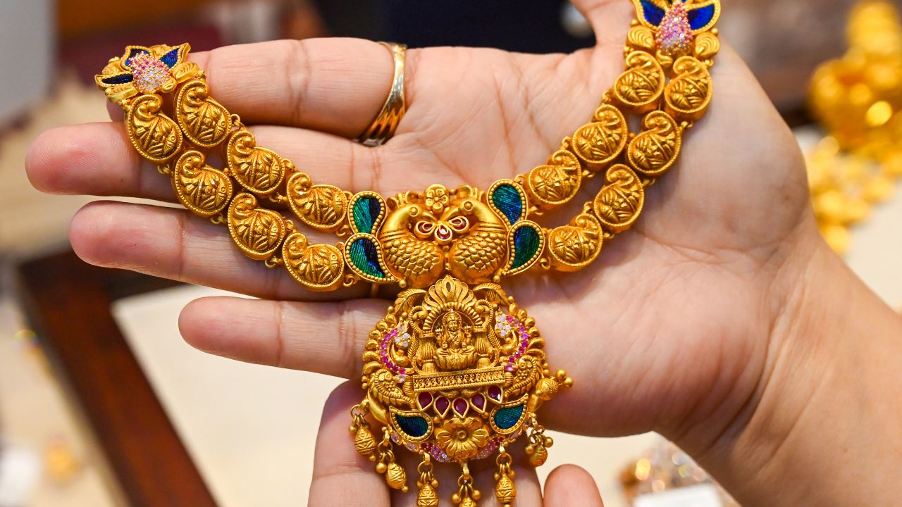Gold falls over 4% this week; Silver rebounds after US inflation data