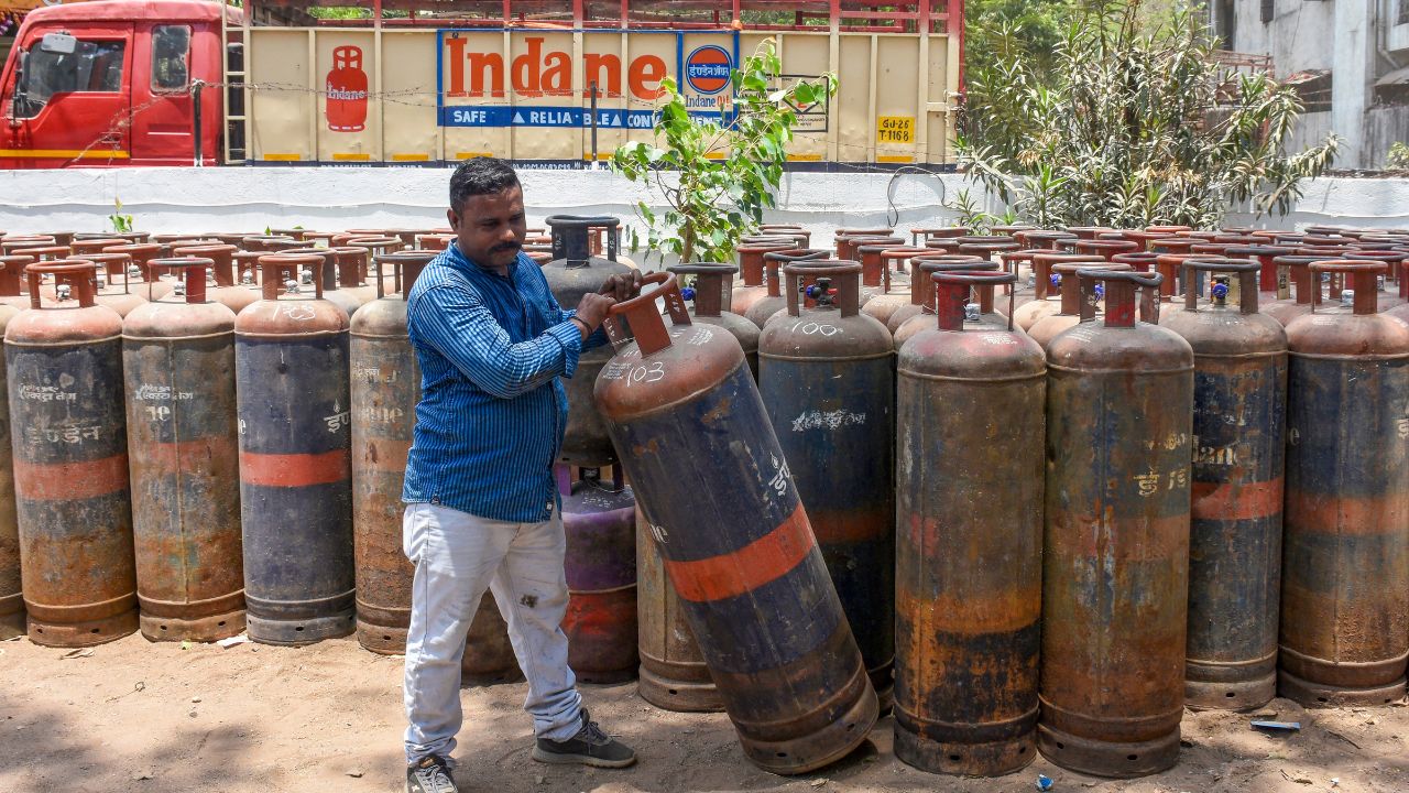 LPG supply situation improves; Govt eases restrictions on commercial consumers