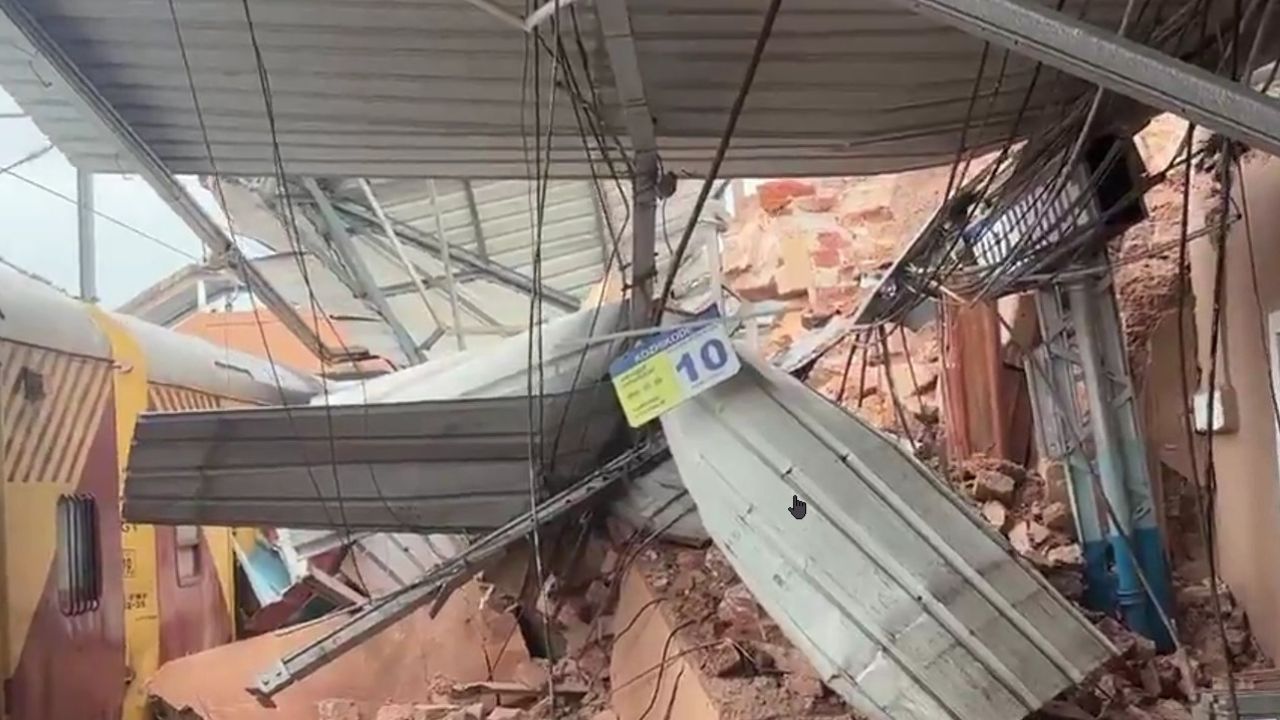 Keralam: Clock Tower crashes onto train at Calicut platform; Click for details