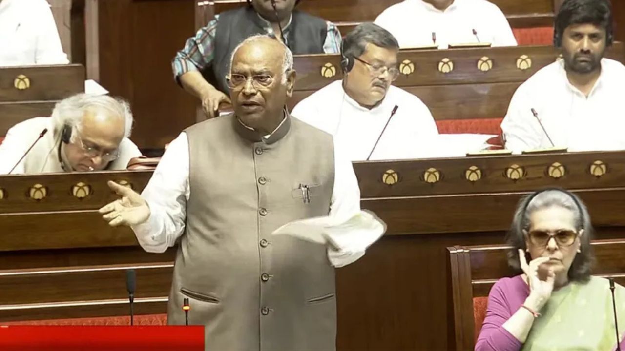 ‘Has Someone Stitched Your Mouth Shut?’: Kharge Questions Amit Shah’s Silence Over CJP Protest Crackdown