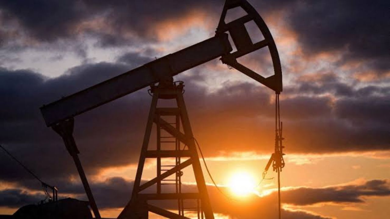 Oil Prices surge 6% as US Strikes Iran amid rising tensions