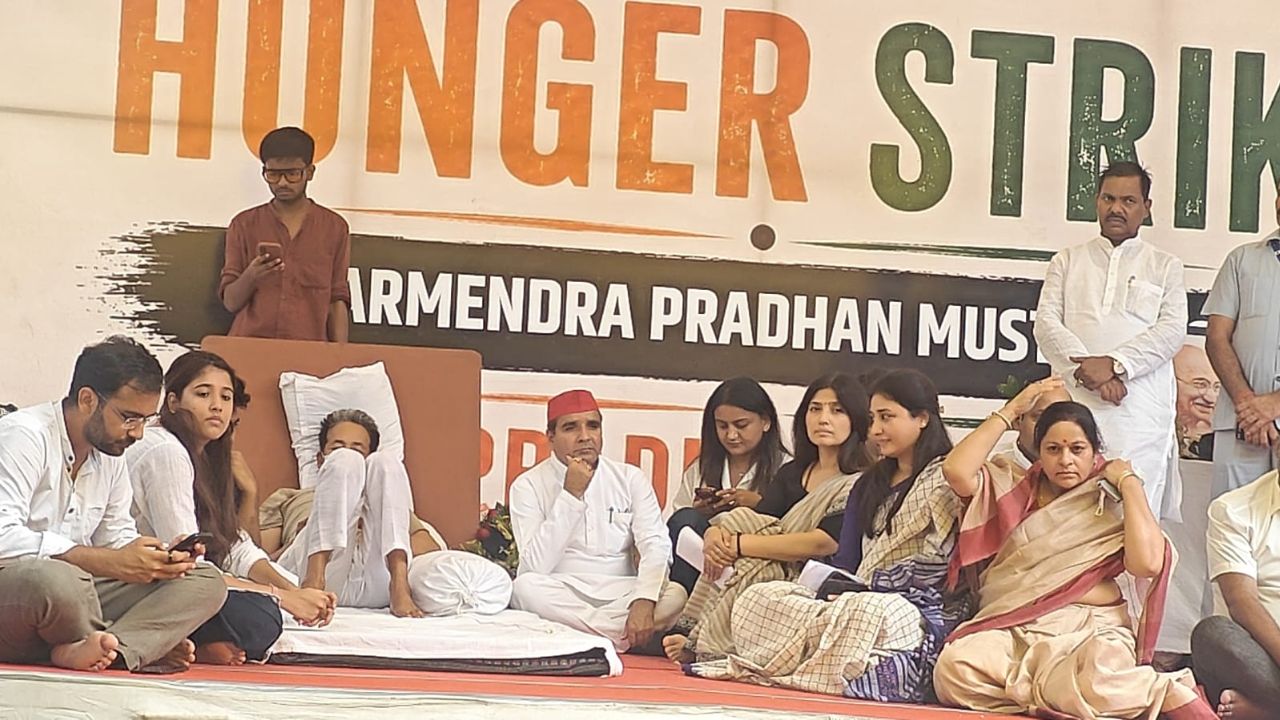 Samajwadi Party MP Dimple Yadav Meets Activist Sonam Wangchuk at CJP Protest in Jantar Mantar
