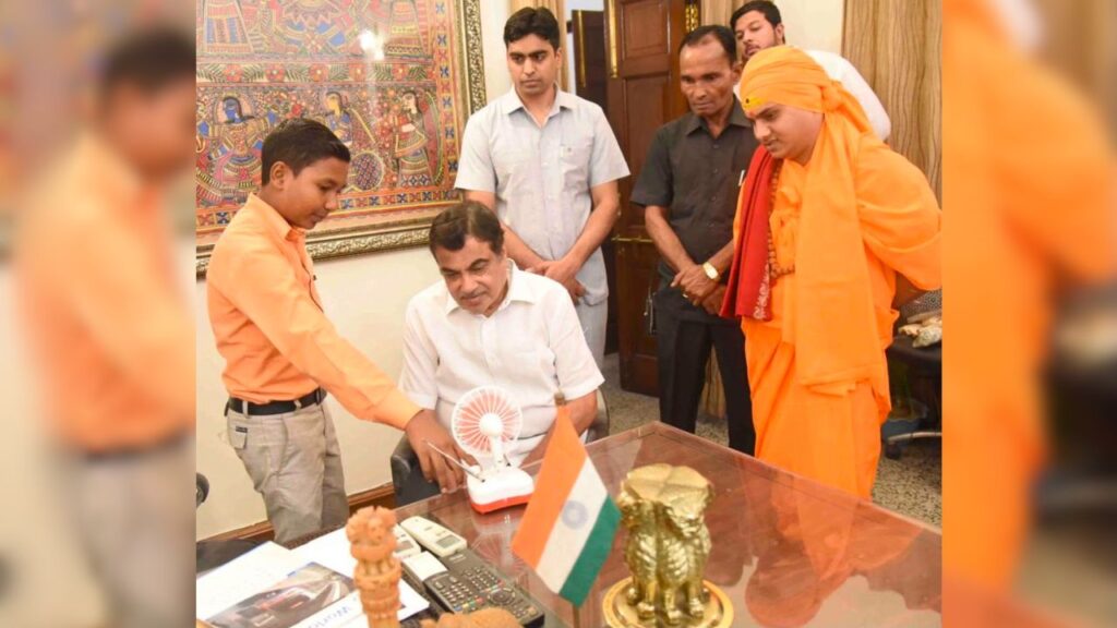 Rahul Singh demonstrates his innovative fan model to Union Minister Nitin Gadkari. (Source: Rahul Singh’s family)
