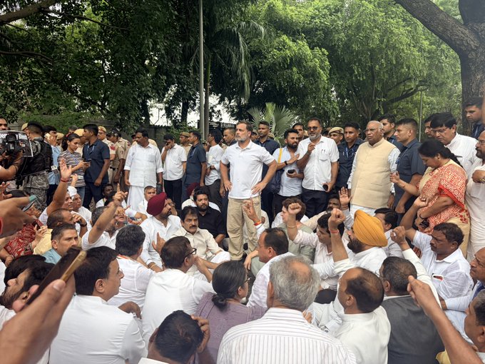 Rahul Gandhi, Priyanka Lead Protest Near PM Modi’s Residence Over Paper Leaks; Several Leaders Detained