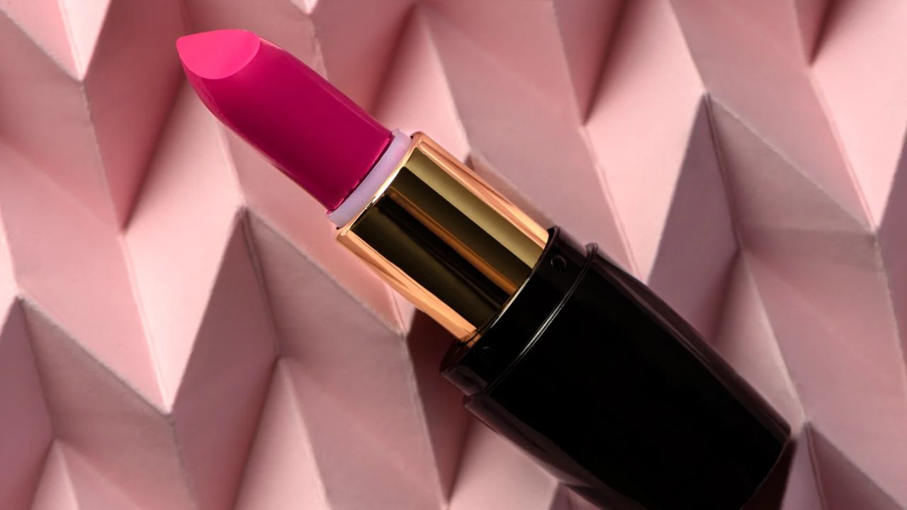 5. Bold Berry: The Glamorous Choice  Berry shades offer a rich and sophisticated alternative to traditional reds. With hints of purple, mauve and deep pink, these shades are ideal for those who want a bold and fashionable lip look.