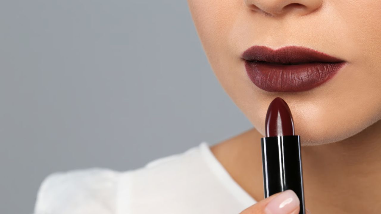 4. Beautiful Brown: The Modern Favourite  Brown lipsticks have made a strong comeback in beauty trends. Their earthy tones complement Indian skin tones beautifully and add warmth and depth to both minimal and dramatic makeup styles.