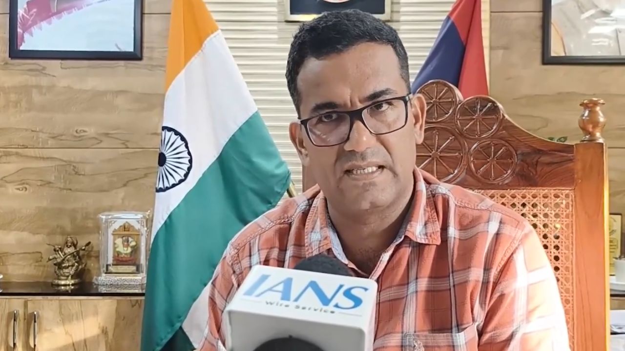 DCP Sandeep Lamba Removed From Jantar Mantar For Slapping A Woman
