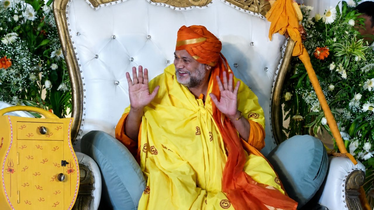Siddhaguruvar Siddheshwar Brahrishi Gurudev reached among the devotees(Img: Dynamite News)