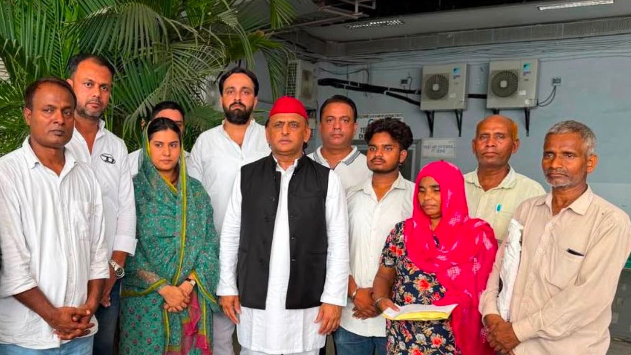 SP Chief Akhilesh Yadav meets Lalita Gautam’s family, assures full support