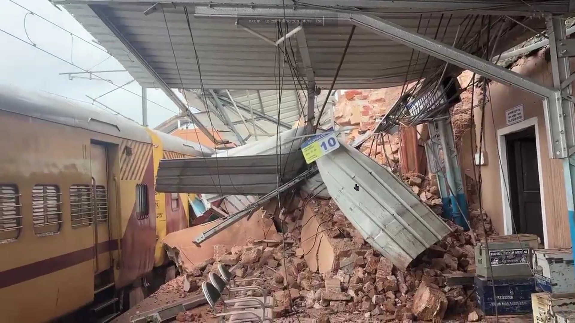 Keralam: Clock Tower crashes onto train at Calicut platform; Click for details