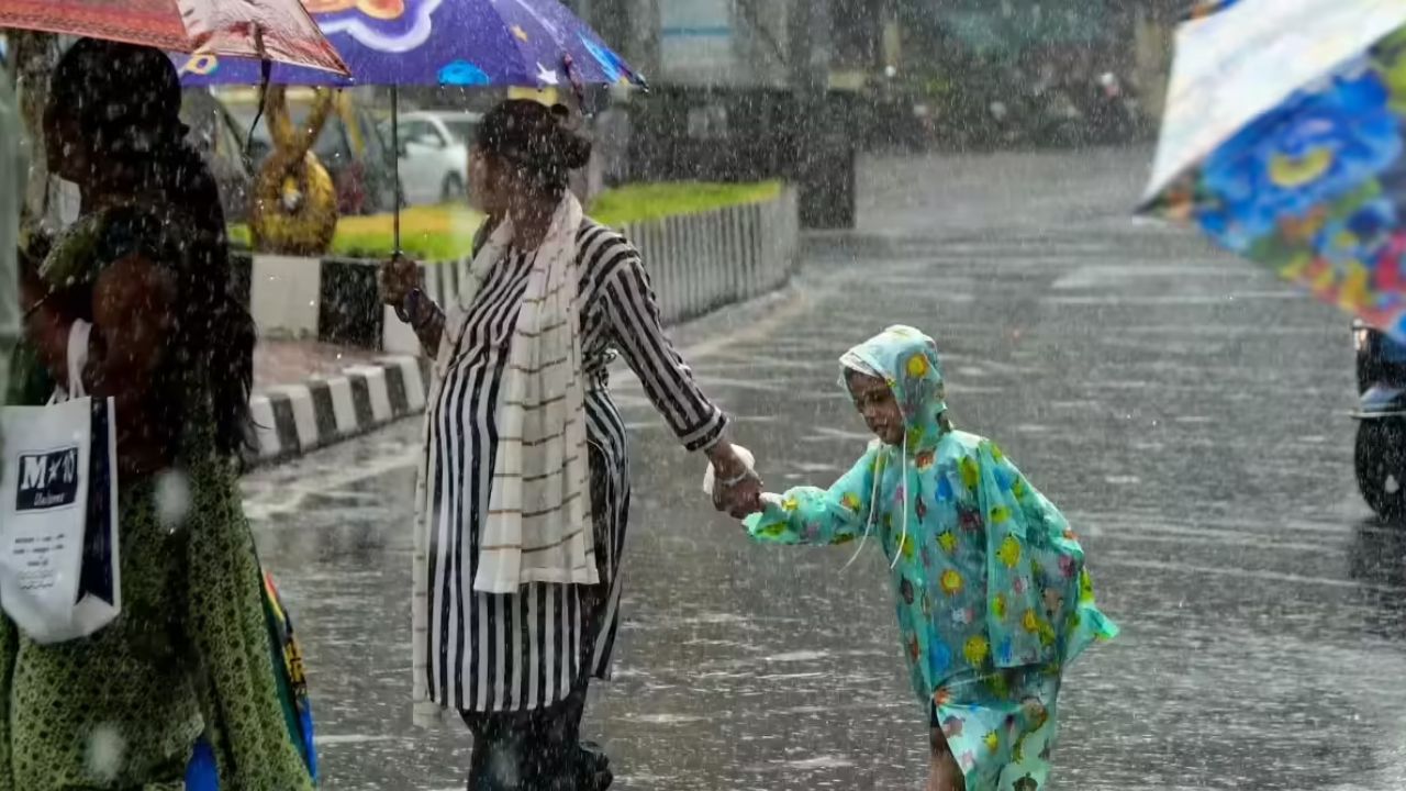 Mumbai Rains: Heavy showers to continue till July 8; Five incoming flights diverted to other airport