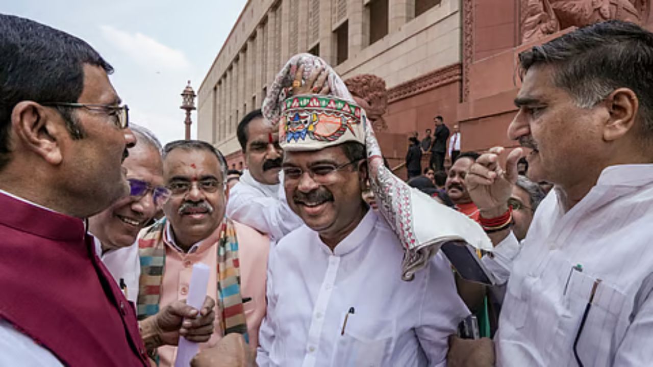 ‘Dharmendra Pradhan Zindabad’: NDA MPs Give Warm Welcome to Former Education Minister in Parliament