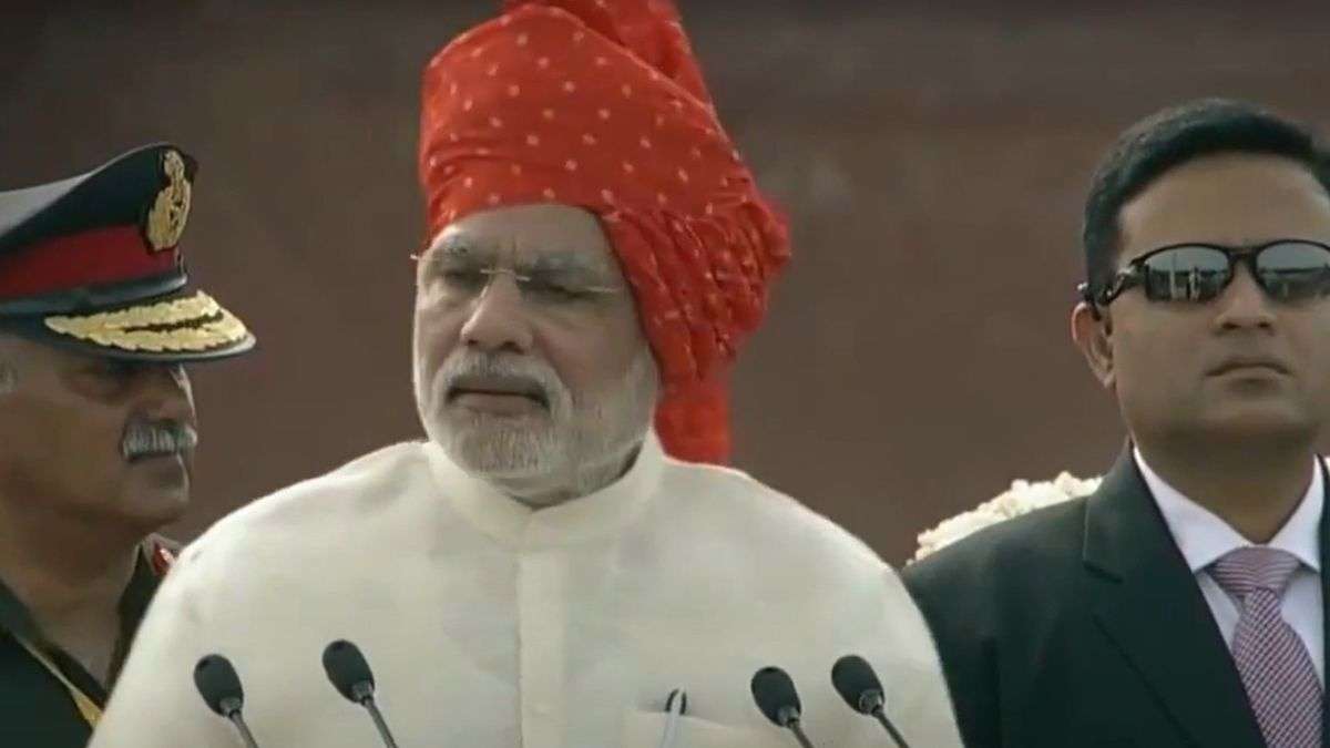 In 2014, Prime Minister Narendra Modi made his first Independence Day address from the Red Fort wearing a vibrant Rajasthani-style safa. The red headgear with a contrasting green tail drew inspiration from the traditional Jodhpuri Bandhej style and was paired with a simple white kurta and churidar, marking the beginning of his Independence Day turban tradition.