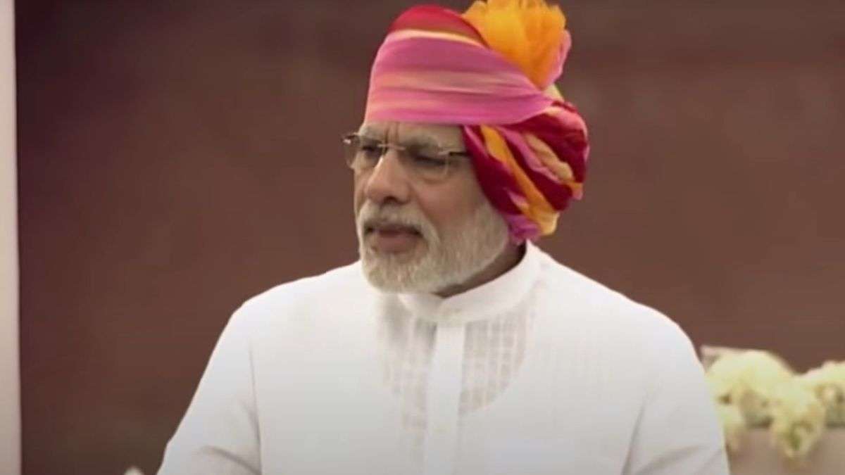 In 2016, Prime Minister Narendra Modi showcased a bright Bandhej turban in shades of pink and yellow during his Independence Day address from the Red Fort. Featuring a long trailing tail, the traditional headgear added a vibrant and festive touch to his white half-sleeve kurta, reflecting India’s colourful textile traditions.