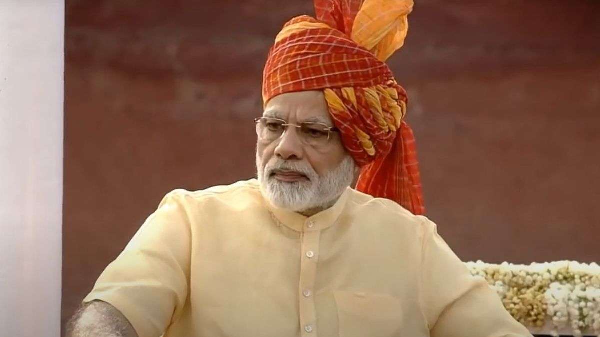 In 2018, Prime Minister Narendra Modi opted for a saffron turban with red detailing during his Independence Day address from the Red Fort. He paired the traditional headgear with an all-white outfit and a white stole featuring a dark decorative border, creating a simple yet elegant ceremonial look.