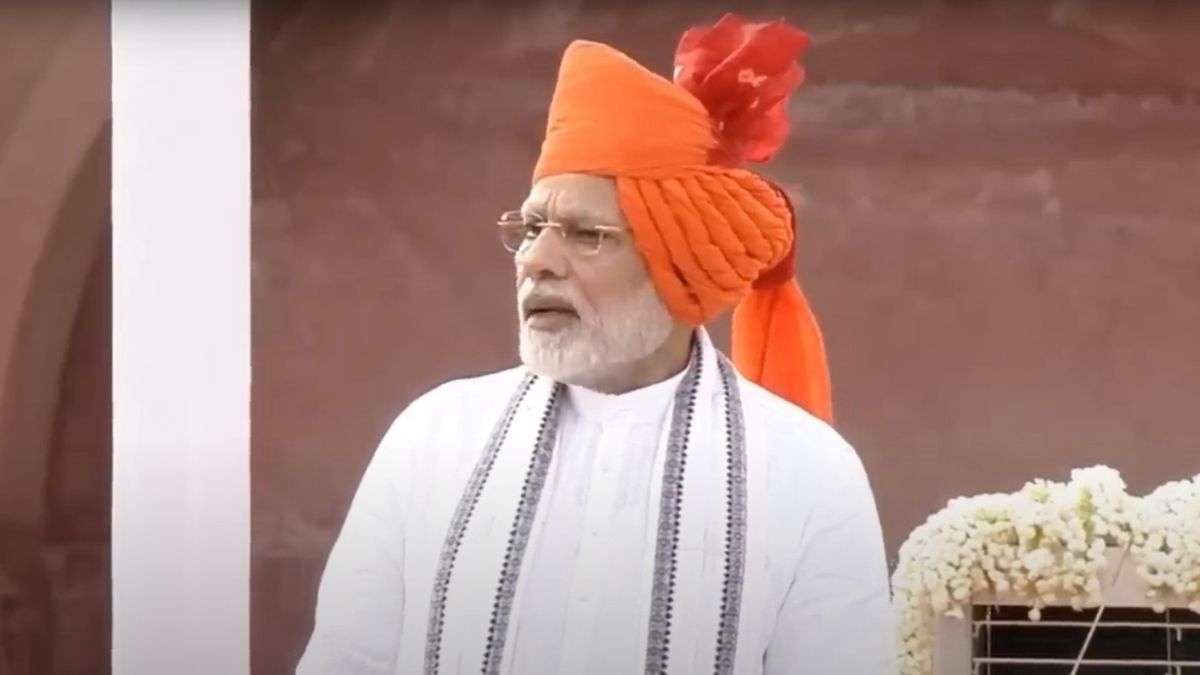 In 2019, Prime Minister Narendra Modi chose a vibrant multicoloured turban with prominent pleats gathered to one side for his Independence Day appearance at the Red Fort. He paired the traditional headgear with a stole featuring a bright, intricately designed border, adding a distinctive cultural flair to his ceremonial look.