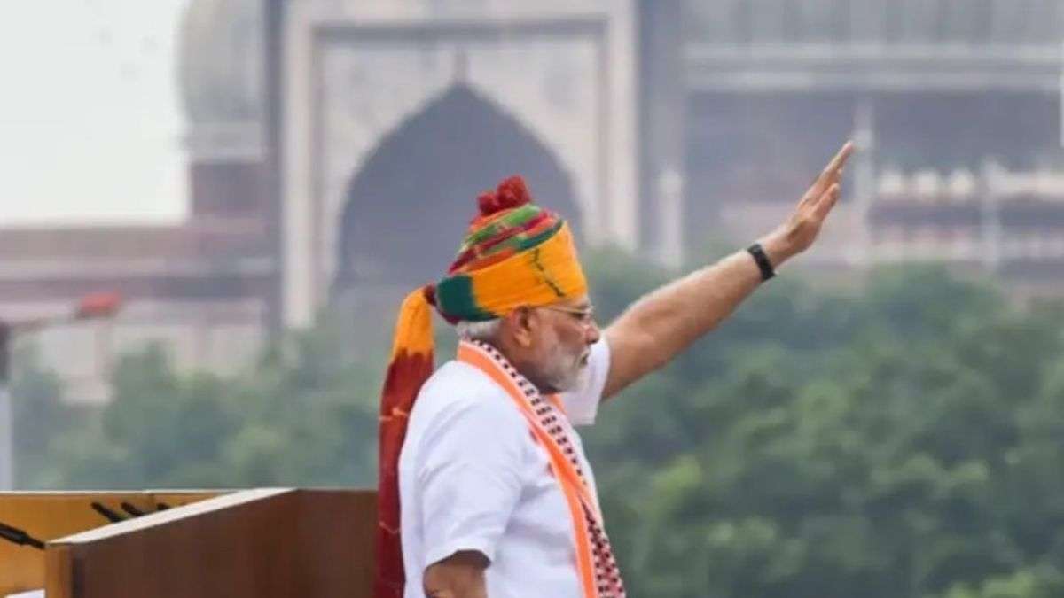 In 2017, Prime Minister Narendra Modi wore a vibrant red-and-yellow turban adorned with intersecting golden lines for his Independence Day appearance at the Red Fort. The traditional colours, combined with the intricate geometric detailing, gave his look a festive and celebratory appeal while highlighting India’s rich textile heritage.