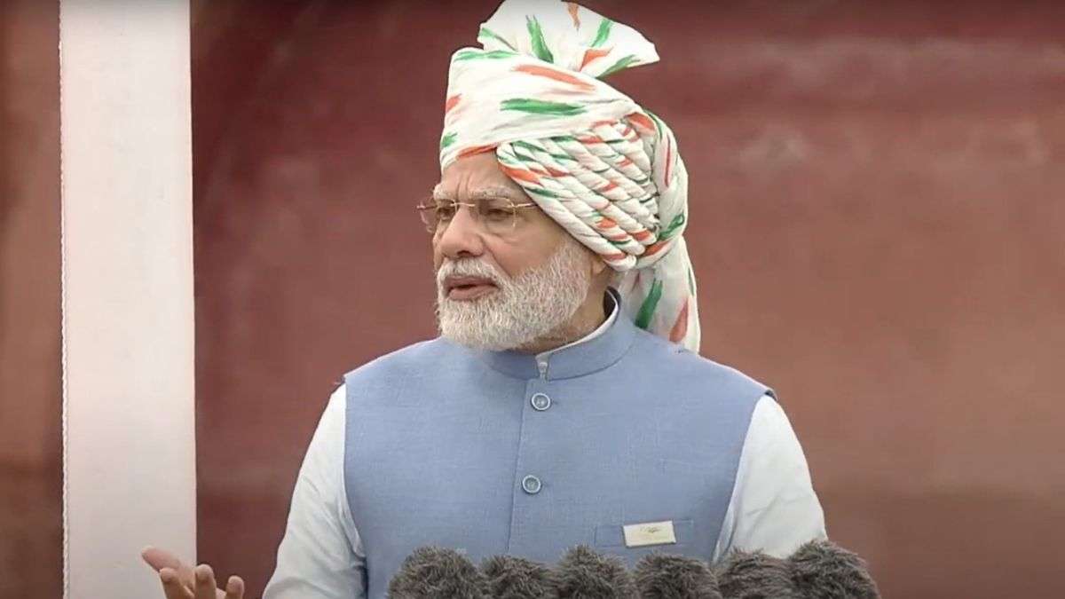 In 2022, Prime Minister Narendra Modi’s Independence Day look featured a tricolour-inspired turban with white and green stripes, reflecting the colours of the national flag. The design carried a patriotic message and was seen as a symbolic connection with the ‘Har Ghar Tiranga’ campaign launched to celebrate India’s 75th year of Independence.
