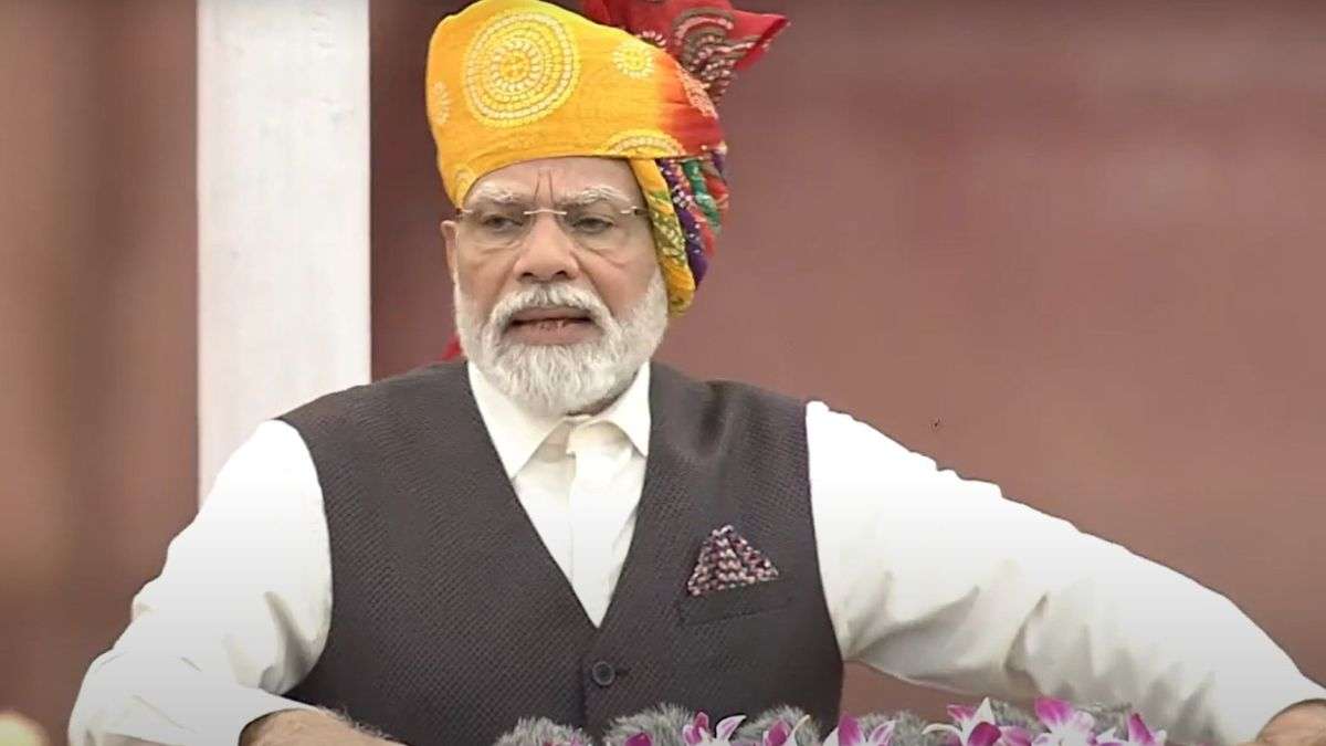 In 2023, Prime Minister Narendra Modi’s Independence Day look featured a colourful Rajasthani Bandhani turban with vibrant shades of yellow, orange, violet, green and red. The traditional headgear showcased the rich craftsmanship of Rajasthan’s textile heritage while adding a distinctive cultural touch to his Red Fort appearance.