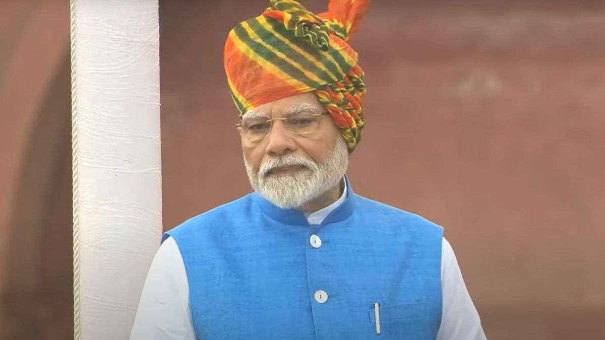 In 2024, Prime Minister Narendra Modi showcased Rajasthan’s rich textile heritage with a vibrant leheriya turban featuring shades of orange, yellow and green during his Independence Day appearance. He paired the traditional headgear with a white kurta-pyjama and a blue jacket, creating a distinctive look that blended cultural tradition with modern elegance.